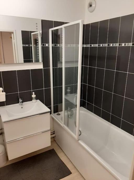 Joli Appartement Avec Jardin Et 2 Parkings Prives 阿让特伊 外观 照片