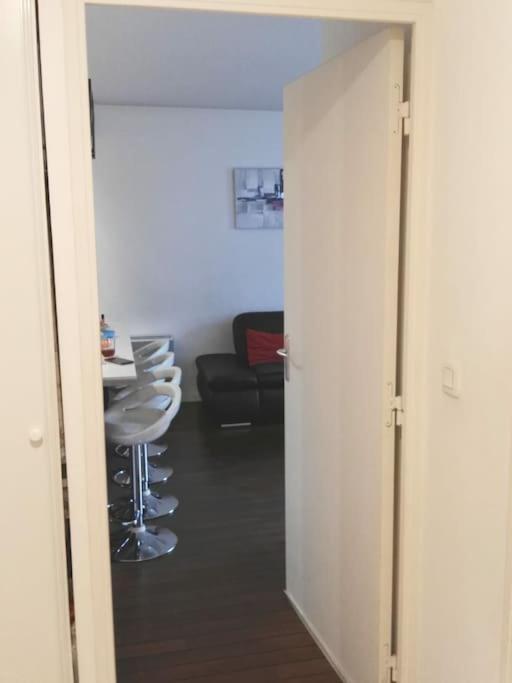 Joli Appartement Avec Jardin Et 2 Parkings Prives 阿让特伊 外观 照片